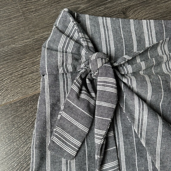 Skirt with knot detail - Picture 2 of 5